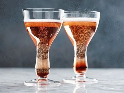 سايروس رويال كوكتيل مع الشمبانيا والمشروبات الكحولية