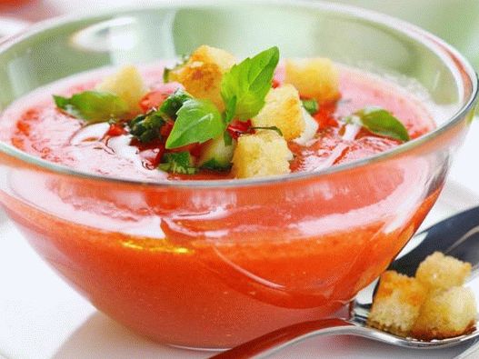 Gazpacho - النسخة الصيفية من الدورة الأولى: حساء الخضار الباردة الأسبانية ، وغالبا ما تعتمد على الطماطم