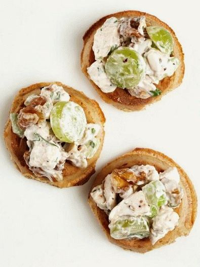 بسكويتات الوفل مع سلطة الدجاج