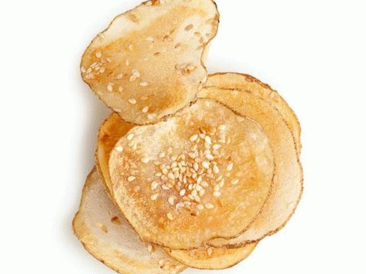 رقائق البطاطس مع بذور السمسم