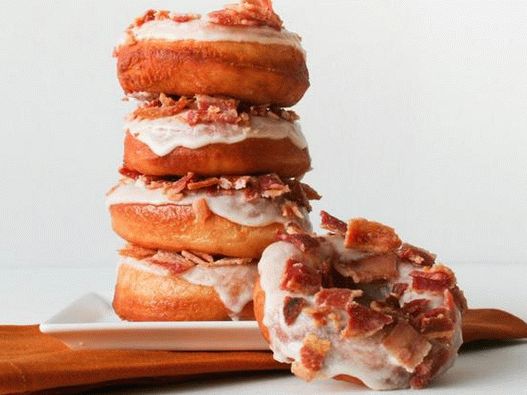 صورة للطبق - الدونات مع لحم الخنزير المقدد وشراب القيقب