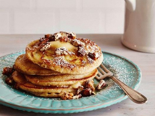 Photo Banana-Nut Pancakes with Butter