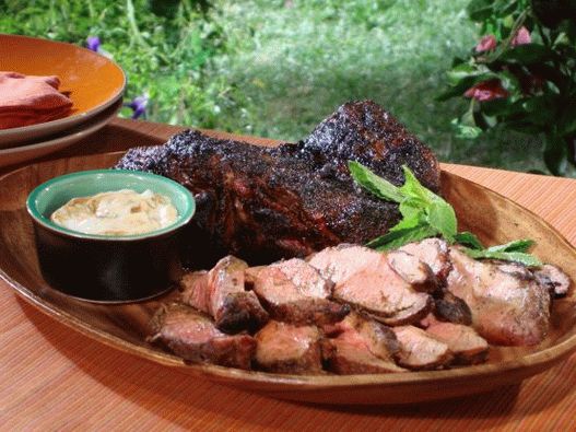 ساق الضأن المشوي مع خبز القشرة وريما الرمان