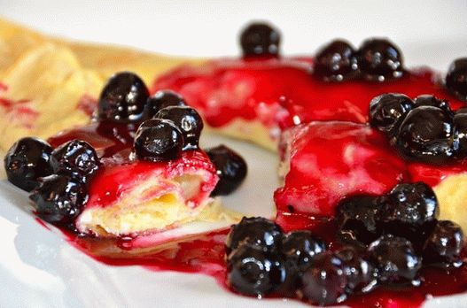 فوتو الفطائر مع الجبن الكريمي وصلصة التوت