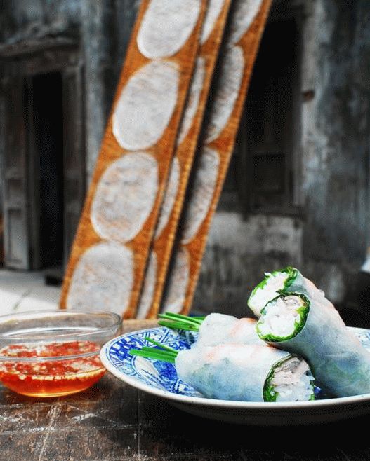 لفائف فيتنامية مع الجمبري ولحم الخنزير (Goy-Kuon) وتراجع الأسماك