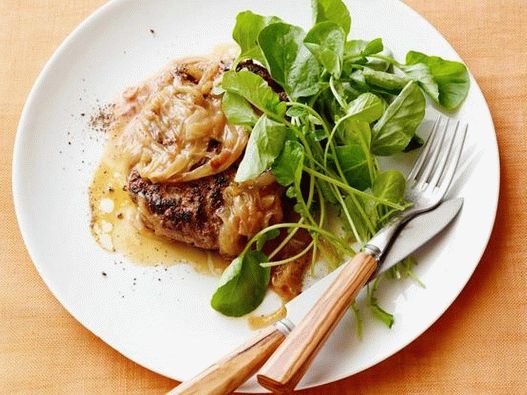 أطباق الصور - شريحة لحم سالزبوري مع مرق البصل الفرنسي