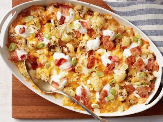 صورة الطبق - طاجن القرنبيط مع الجبن والبصل الأخضر ولحم الخنزير المقدد