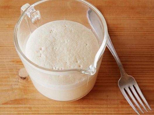 اصنعي الخميرة في ماء دافئ