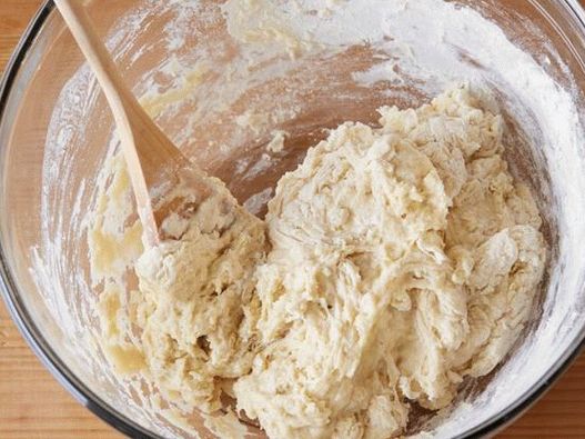 اصنع عجينة فضفاضة من الخليط