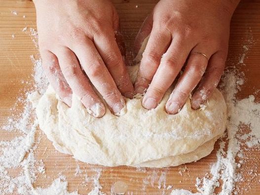 اعجن العجينة حتى تصبح ناعمة ومرنة.