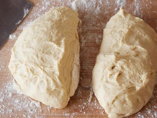 اقسم العجين على العمل