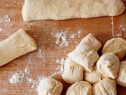 قسّم العجينة إلى قطع