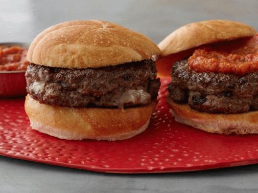 فوتو برجر من الداخل بالخارج مع الطماطم وكاتشب ورسيستر