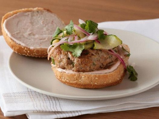 صور البرغر مع الديك الرومي والخيار المخلل الآسيوي