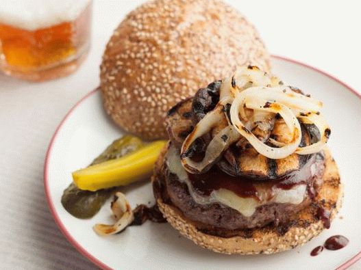 صور البرغر مع شرحات على لوحة شواء الأرز