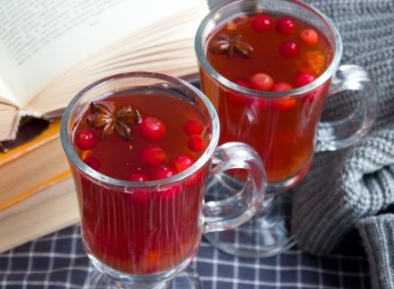 الشاي مع التوت البري والزنجبيل