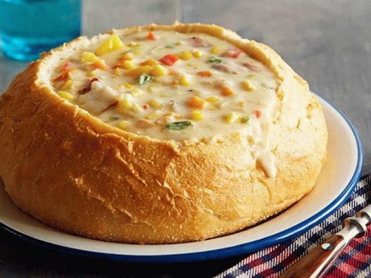 صورة لشوربة مع الذرة والجبن في أوعية الخبز