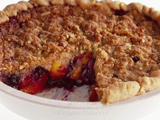 Photo blueberry-peach crumble pie with pumbs