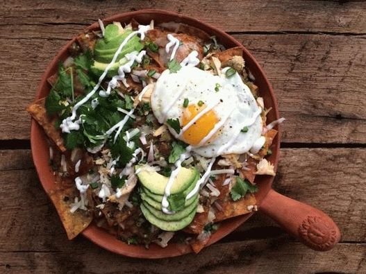 صورة تشيلاكيليز مع الدجاج وصلصة فيساليس