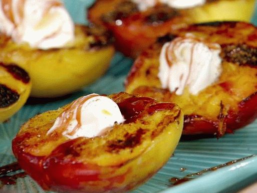 صورة الحلوى مع الخوخ في شراب