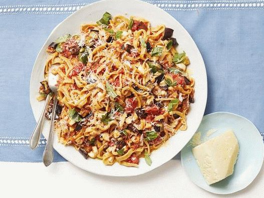 صور المعكرونة محلية الصنع مع الريحان في صلصة الطماطم والباذنجان المقلي