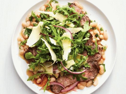 صورة لشريحة لحم مع روزماري وسلطة جرجير