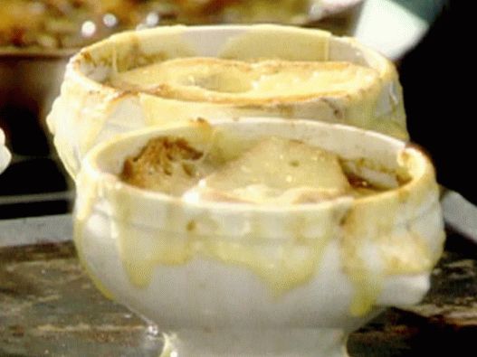 شوربة البصل الفرنسية مع خبز محمص بالجبن