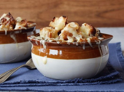 صور حساء البصل الفرنسي في القدور