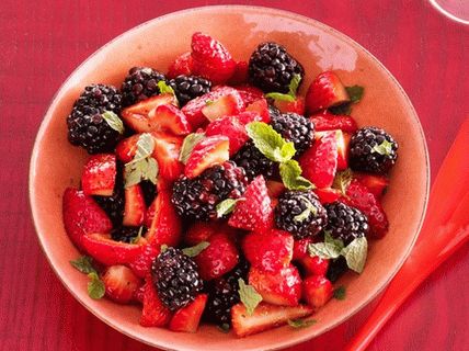 سلطة فواكه الصور مع الفراولة والتوت