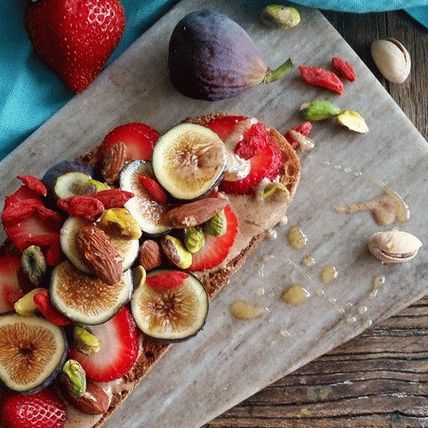 سلطة فواكه الصور مع الزبادي الحلو لتزيين الخبز المحمص