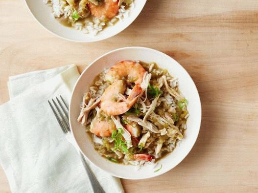 صورة جمبو في طباخ بطيء مع الدجاج المدخن والروبيان