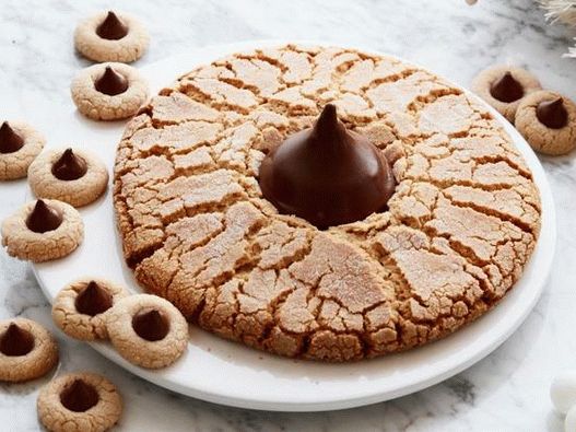 Photo Giant peanut cookies with a Chocolate Chocolate