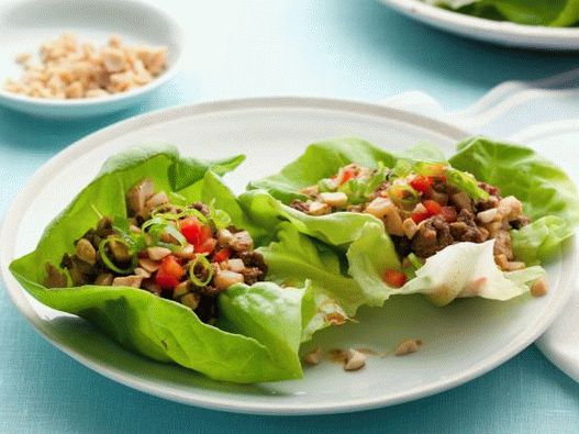 صورة من لحم البقر مع التوفو على الخس