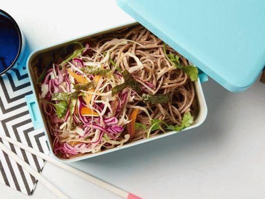 صور المعكرونة الحنطة السوداء وسلطة الملفوف لصندوق الغداء