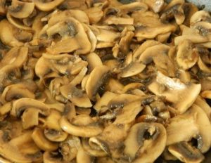 سلطة الفطر مع الدجاج