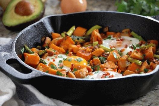 صورة لبطاطس البطاطا الحلوة البنية مع الهليون والبيض المقلي