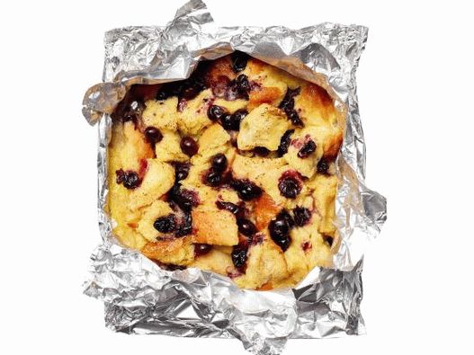 بودنغ الخبز مع التوت الأزرق في ورق