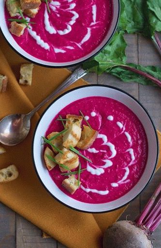 Photo حساء الشمندر البارد مع الزبادي وبذور اليقطين