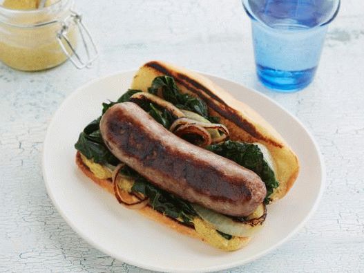 Photo Hot dog with bratwurst النقانق واللفت
