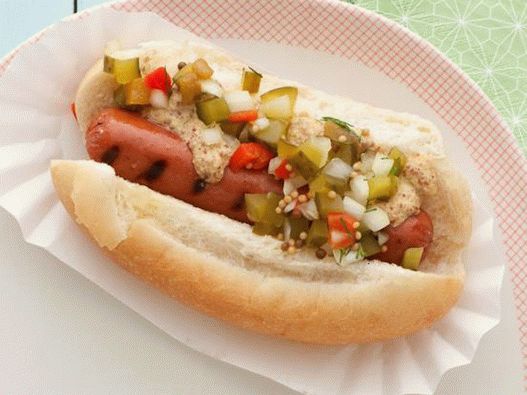 Photo Hot Dog مع النقانق المشوية وصلصة الخيار المخلل محلية الصنع