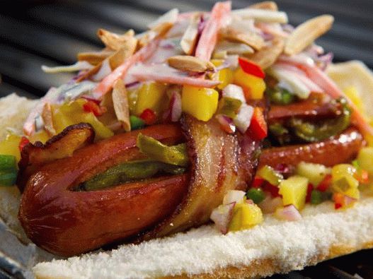 Photo Hot dog مع النقانق في لحم الخنزير المقدد والأناناس تتصدر