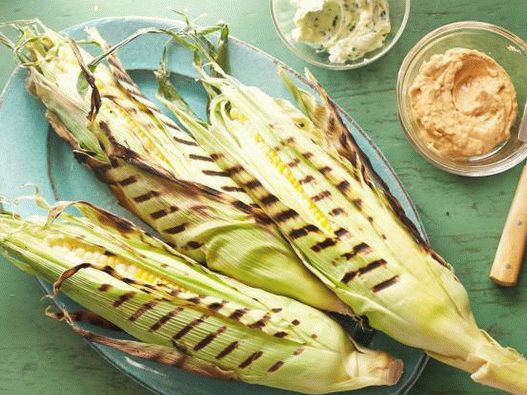 Photo Perfect corn على قطعة خبز مشوية بالزبدة الخضراء