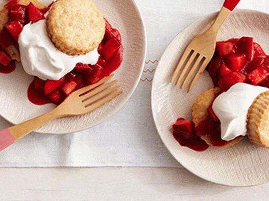Photo Gingerbread cookie with strawberry and cream butter