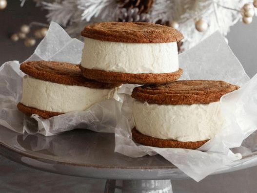 Photo Ginger Sandwich Cookies with Ice Cream