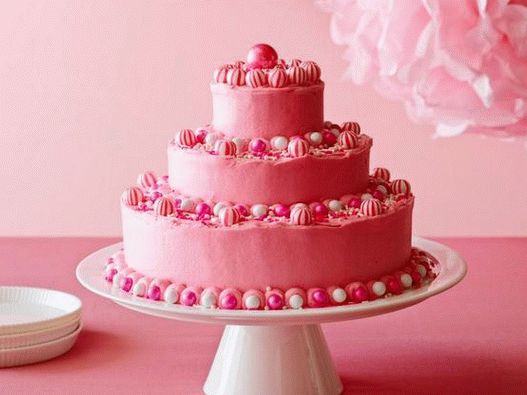صورة لكعكة عيد ميلاد مع زبدة وردية زاهية اللون
