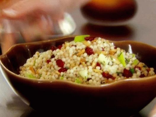 صورة الكسكس الإسرائيلي مع التفاح والتوت البري والأعشاب