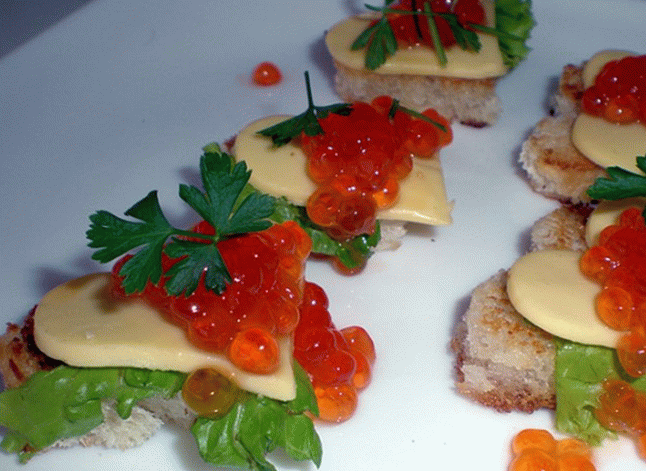 المقبلات مع الجبن والكافيار