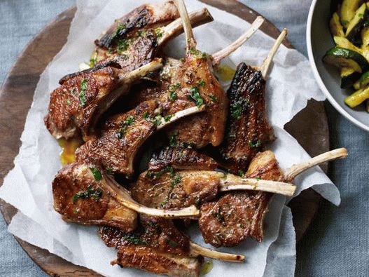 صورة لرف الحمل المشوي مع إكليل الجبل