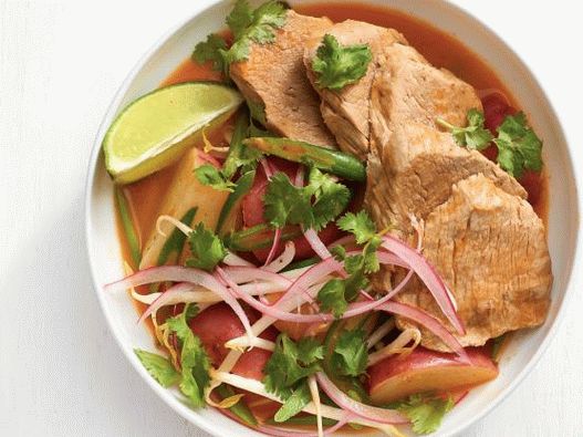 صورة كاري مع لحم الخنزير والبطاطا في طباخ بطيء