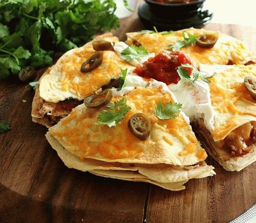 صورة كويساديلا مع الدجاج والفلفل الحلو